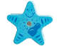 Blaues Holzspielzeug in Form eines Seesterns mit einem Magneten in der Mitte.