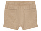 Beige Shorts mit Gesäßtaschen.