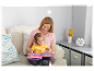 Eine Mutter und ihr Kind spielen mit einem interaktiven LeapFrog Spielzeug.
