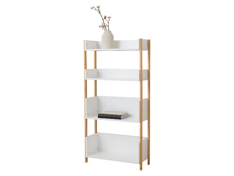 Weißes Bücherregal mit Bambusrahmen, dekoriert mit einer Blumenvase und Büchern.