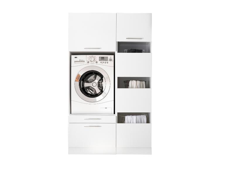 Waschmaschine, eingebaut in einen weißen Wäscheschrank mit offenen Regalen und Schubladen.