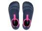 Blaue Crivit Wasserschuhe mit rosafarbenen Akzenten.