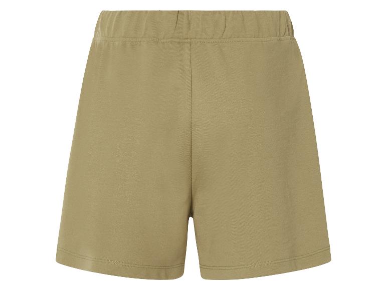 Hellgrüne Damen-Sport-Shorts.