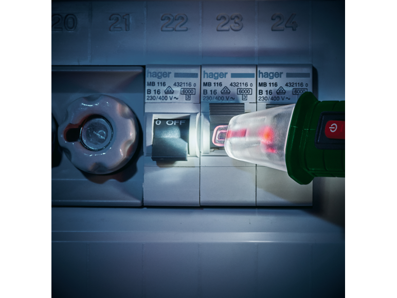 Ein Elektriker verwendet einen Hager Spannungsprüfer, um einen Sicherungskasten zu überprüfen.