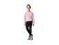 Mädchen in rosa Sweatshirt und schwarzer Sporthose mit Sportschuhen.