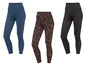 Drei verschiedene Leggings: eine blaue, eine schwarze und eine mit Leopardenmuster.