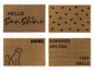 Vier Fußmatten mit unterschiedlichen Designs: 'Hello Sunshine', Herzen, 'Home' mit Hund und Katze und 'You Say Goodbye I Say Hello'.