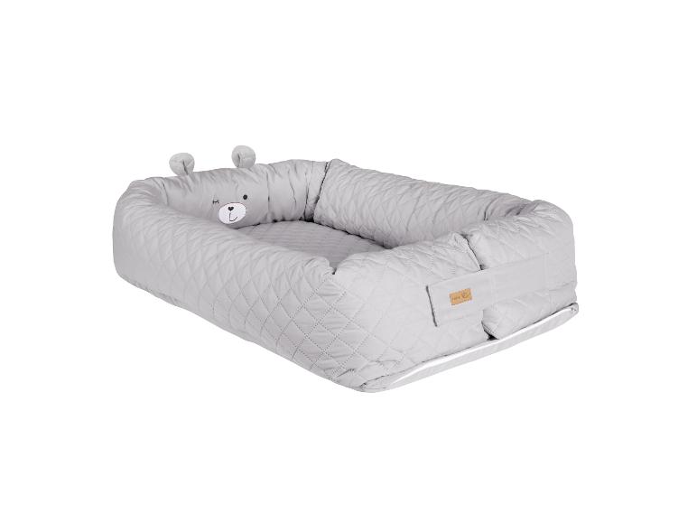 Graues gestepptes Babynest mit Bärchen-Design