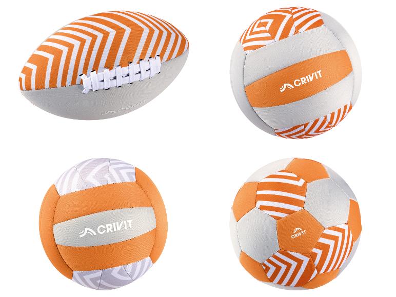 Strandball-Set: ein Rugbyball, zwei Volleybälle und ein Fußball in orange-weißen Streifen.