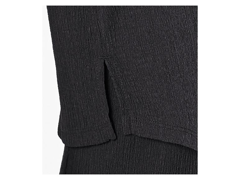 Schwarzer, gerippter Stoff mit Seitenschlitz.