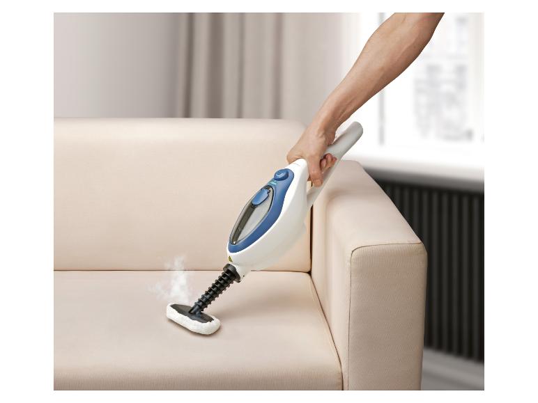 Handdampfreiniger reinigt ein beiges Sofa