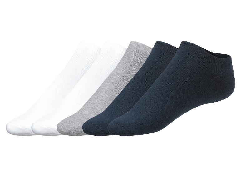 Vier Paar Socken in Weiß, Grau und Dunkelblau.
