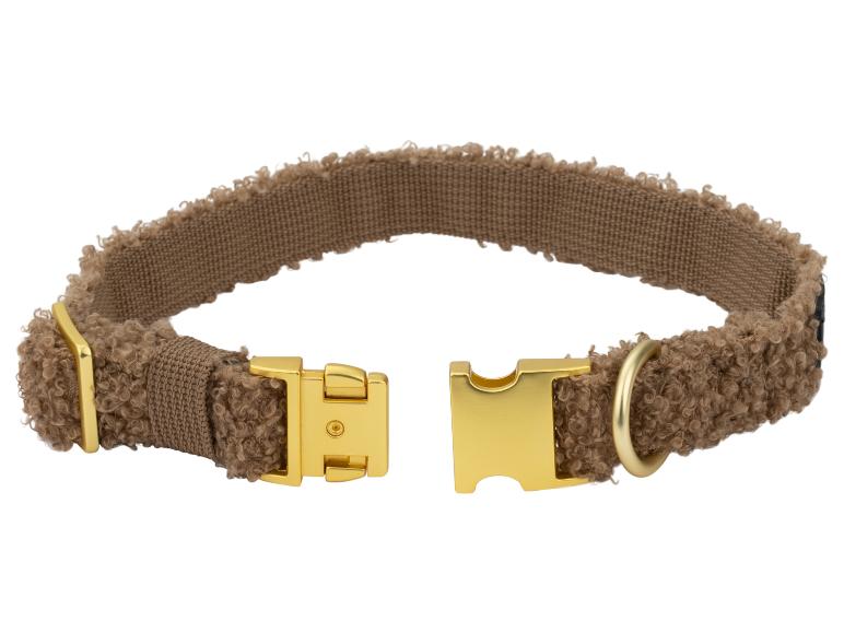 Braunes Hundehalsband aus Plüschmaterial mit goldenen Metallverschlüssen.
