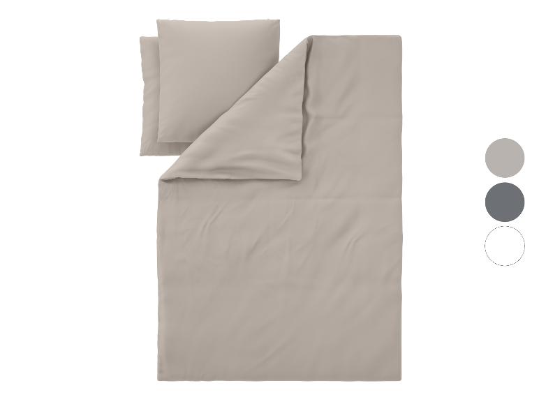Beige Bettwäschegarnitur mit zwei Kissenbezügen und einem Bettbezug.