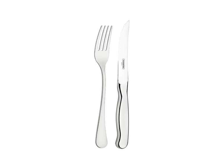 Silberne Gabel und gezacktes Steakmesser auf weißem Hintergrund