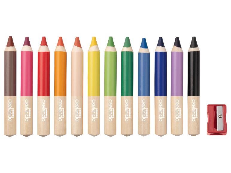 Zwölf Buntstifte und ein roter Spitzer, jeder Stift mit der Aufschrift „Crelando“.