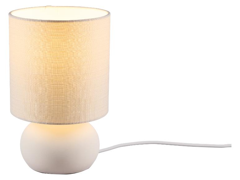 Weiße Tischlampe mit zylindrischem Stoffschirm und kugelförmigem Fuß, mit Kabel.