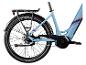Hellblaues E-Bike mit Gepäckträger, Schutzblech und sichtbarer Kette.