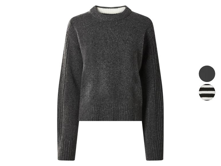 Dunkelgrauer Strickpullover mit weißem Innenkragen, gezeigt mit Farboptionen.
