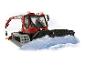 Ein roter PistenBully 600 Schneeraupe mit Schneeschild und Seilwinde, auf Schnee.