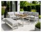 Gartenmöbel-Set mit Ecksofa, Bank und Couchtisch auf einer gefliesten Terrasse.