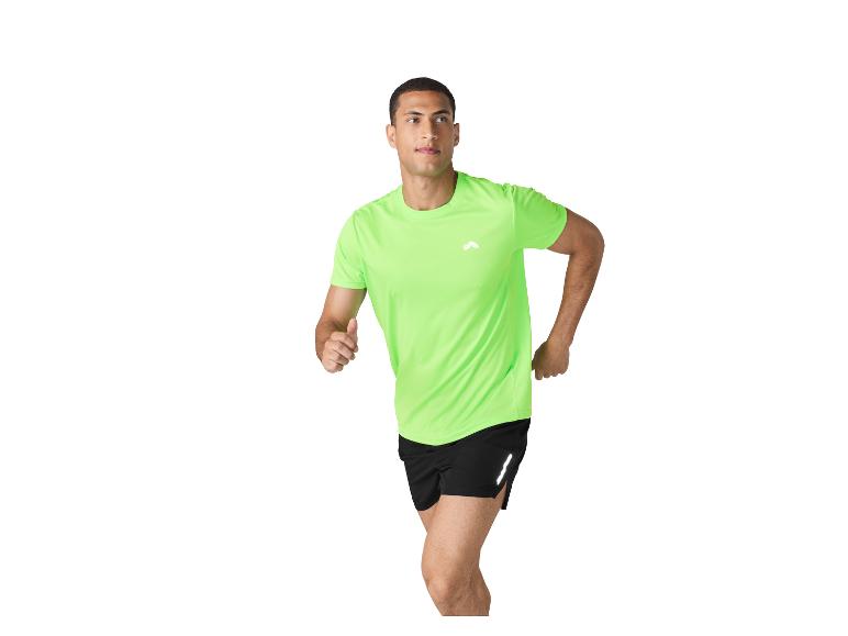 Mann in neongrünem T-Shirt und schwarzen Laufshorts