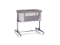 Graues Baby-Beistellbett mit Netzseiten und Rollen