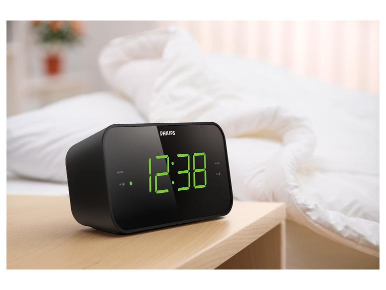 Philips Digitalwecker mit grünem Display auf einem Nachttisch aus Holz