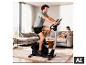 Mann trainiert auf dem Christopeit Sport Heimtrainer Eco 1000 in einem Wohnzimmer. [KI-generiertes Bild]