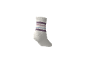 Weiße Socke mit lila, rosa und hellblauen Streifen.