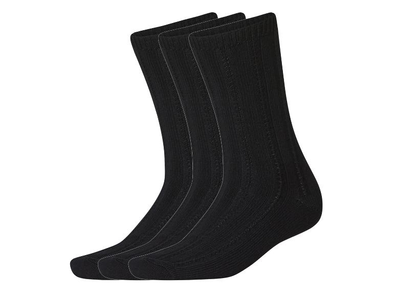 Drei schwarze, schlichte, gerippte Socken, nebeneinander liegend