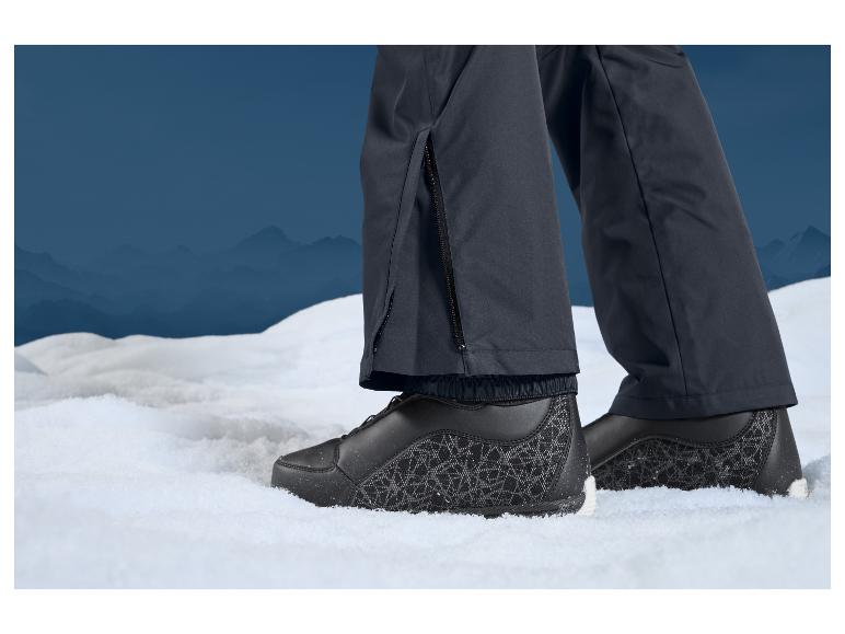 Schwarze Winterschuhe mit sportlichem Look auf Schnee.