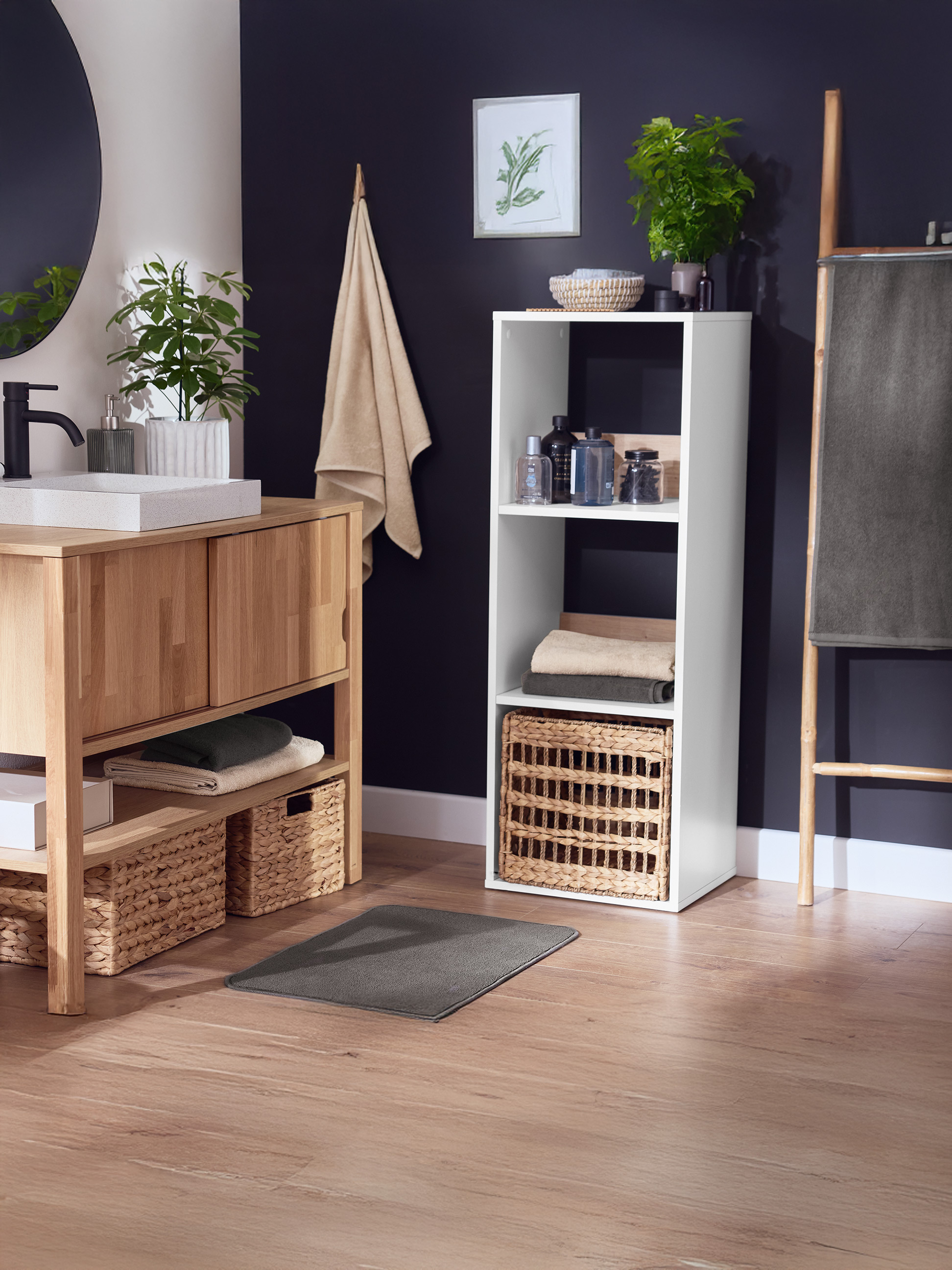 Badezimmer mit Holzwaschtisch, Spiegel, weißem Regal und Handtuchhalter.