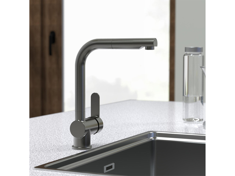 Ein schwarzer Küchenhahn mit einem Spülbecken.