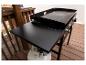 Outdoor-Plattengrill mit Beistelltisch und Propangasflasche auf einer Holzterrasse.