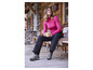 Frau in rosa Pulli, schwarzer Hose und Wanderschuhen.
