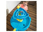 Ein Kind spielt mit einem Step2 Wassertisch mit einer Wassermühle.