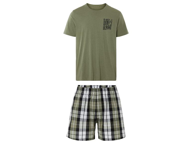 Ein grünes T-Shirt mit kurzen Ärmeln und einem 'Raw Denim' Logo, kombiniert mit einer karierten Shorts.