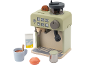 Grüne Holzkaffeemaschine als Spielzeug mit Zubehör, Tasse und Milch.