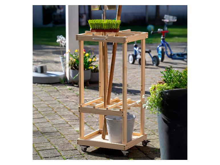 Holz-Gartenwerkzeug-Organizer auf Rollen mit Besen, Schaufel und Eimer.