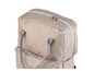 Beige Rucksack mit zwei Henkeln und Reißverschluss.