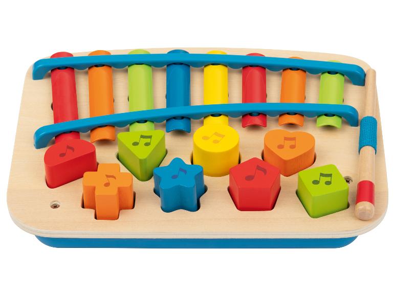 Holzspielzeug mit Xylophon und farbigem Formensortierer.