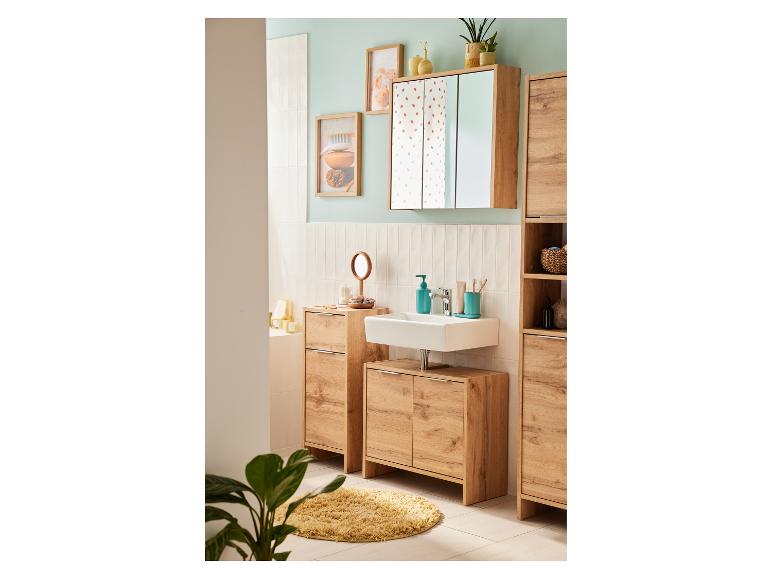 Helles Holz Badezimmermöbel mit Spiegel und Stauraum.