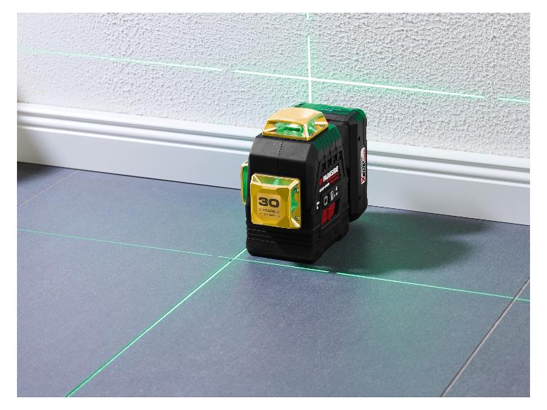 Grüner Laser-Nivellierer projiziert horizontale und vertikale Linien in einem Raum.