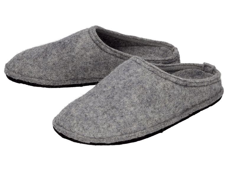 Ein Paar graue Wollpantoffeln.