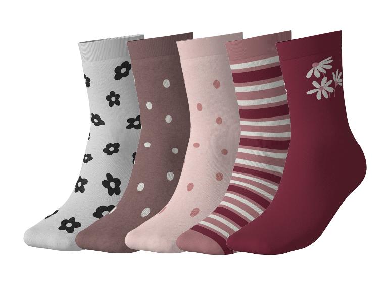 Fünf Paar Socken mit verschiedenen Mustern in Rosa- und Brauntönen.