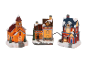 Set aus drei beleuchteten Weihnachtshäusern und einer Kirche mit Schnee, Girlanden und einem Spielzeugladen.