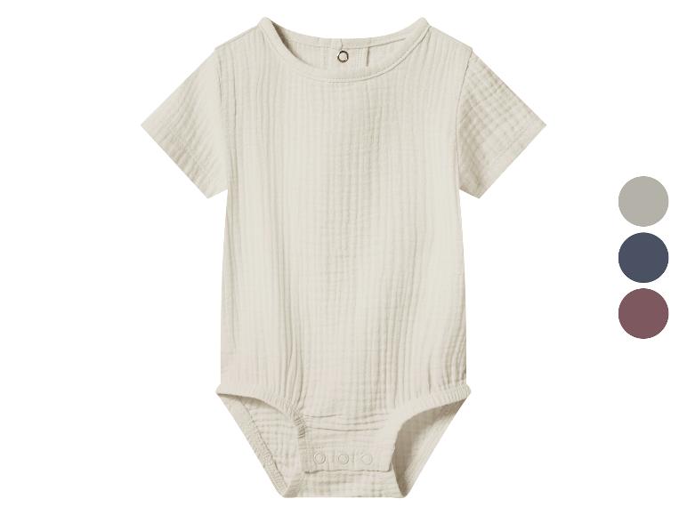 Beiger Baby-Body mit kurzen Ärmeln und Knöpfen, daneben eine Farbpalette.