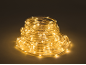 Aufgerollte LED-Lichterkette, die ein warmes, goldenes Licht ausstrahlt.
