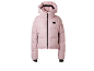 Hellrosa Damen-Daunenjacke mit Kapuze und schwarzen Reißverschlüssen.